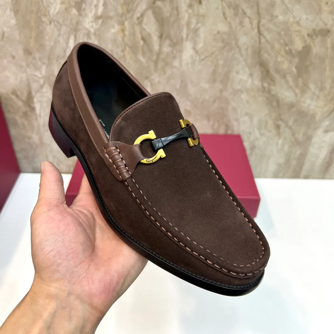 Original quality P580 Brand: Ferragamo Standard size: Men's size 38/44 (45 can be customized) Grade: Same style as the official website High-quality men's shoes Material: Customized first-layer calfskin with water-dyed cowhide lining Cowhide tiptoe Original non-slip and wear-resistant rubber outsole Style category: Men's formal business leather shoes Young and fashionable European and American trends British style Casual matching Comfortable feet Color: Actual picture